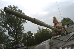 Action Girl Vanessa Upton on Tank - pics 10
