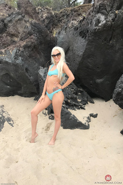 Sexy Amateur Elsa Jean in Bikini - pics 11