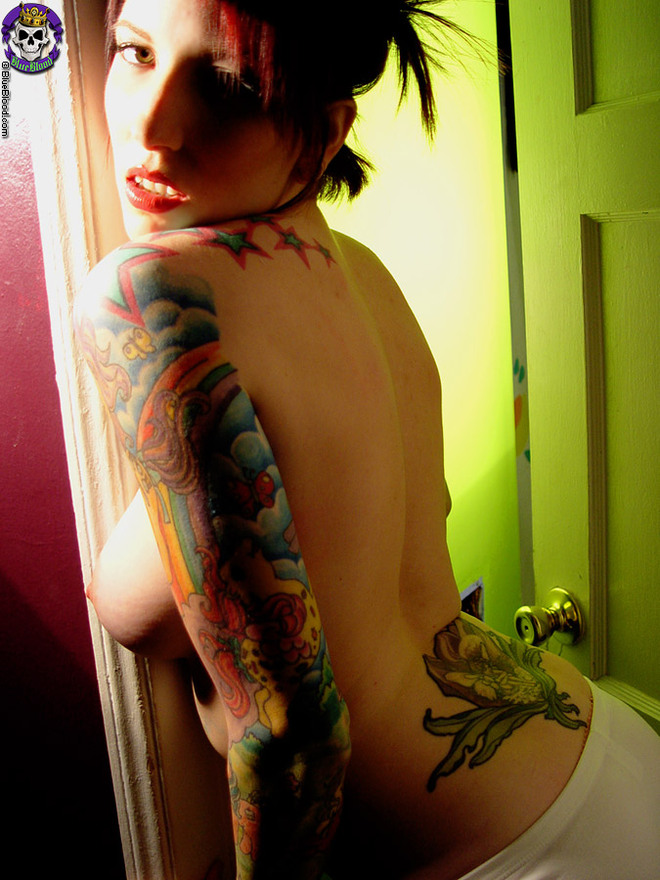Tattooed Busty Amazon Nude - picture 05