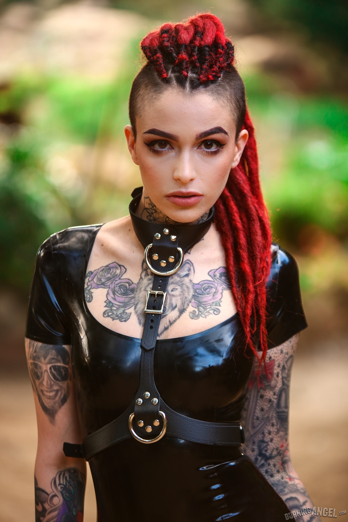 Rasta Beauty Leigh Raven in Latex - picture 03