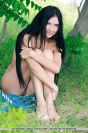 Dark Haired Nude Girl in Nature - pics 08