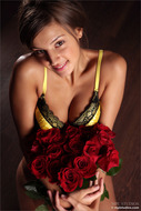 Naked Sexy Girl with Red Roses - pics 00