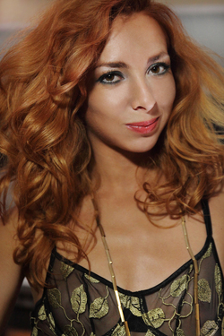 Lovely Redhead Vetta - Oiled Pussy - pics 01