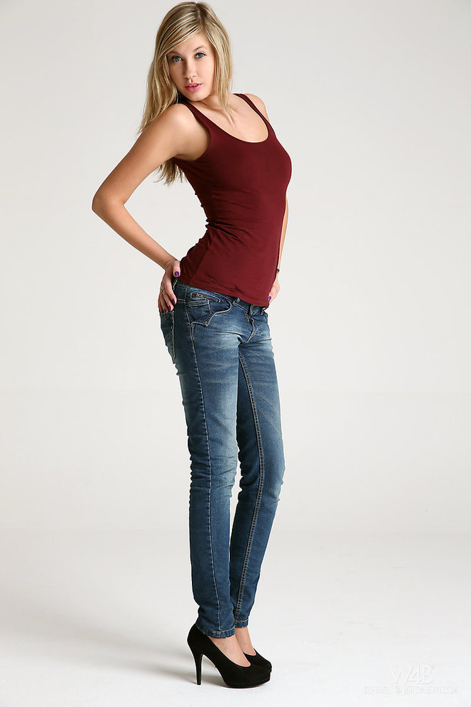 Beautiful Angel in Skiny Jeans - picture 05