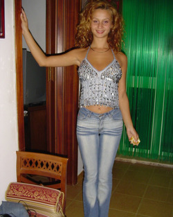 Curly Amateur Babe in Skinny Jeans - pics 15