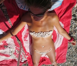 Natural Girl Funny Sunbathing - pics 17