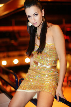 Gorgeous Babe Sexy Golden Dress - pics 00