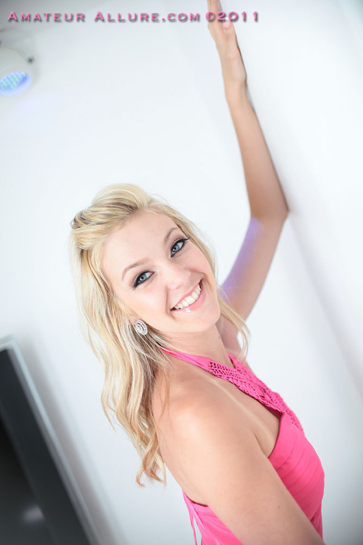 Stunning Hilary Blows Cock for Cum Facial - picture 00