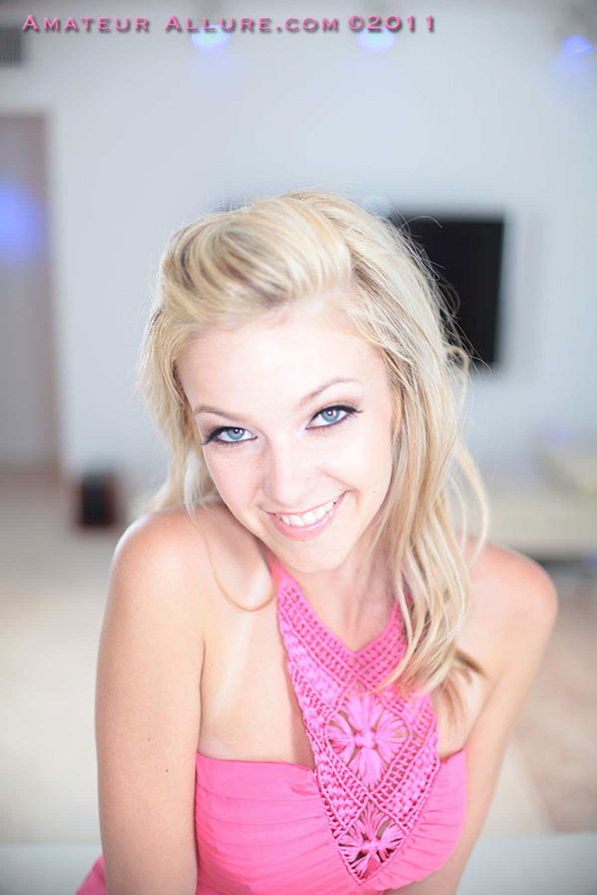 Stunning Hilary Blows Cock for Cum Facial - picture 02