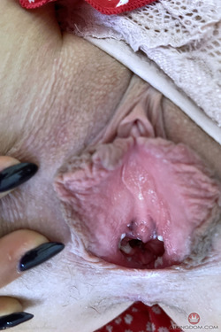 Angel Youngs - Huge Pussy Lips - pics 12