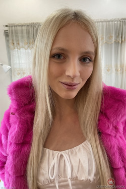 Kate Spreads all of her Pink Holes - pics 00