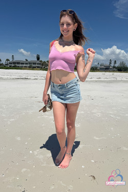 Lucy Foxx - Beach Date & Spreading - pics 15