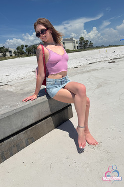 Lucy Foxx - Beach Date & Spreading - pics 17