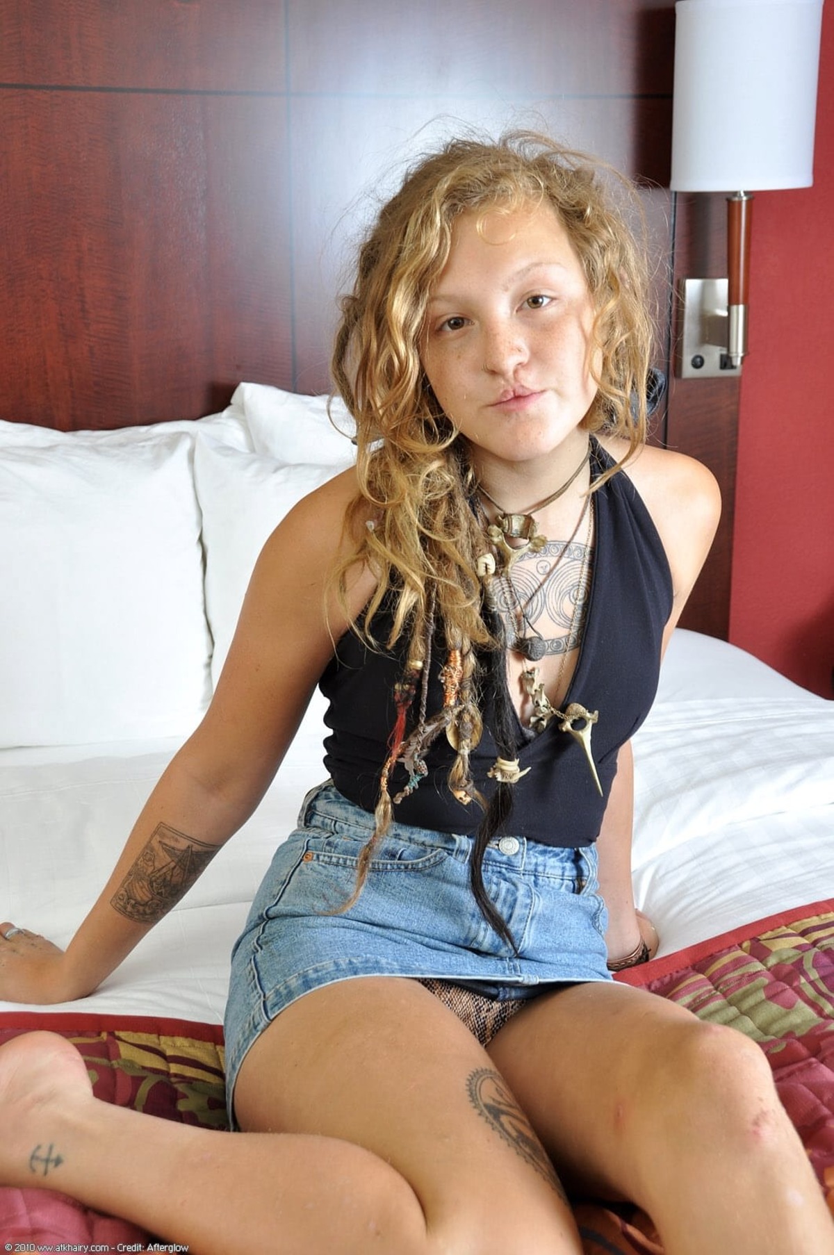 Naomi Spreads her Wild Hairy Bush - picture 00