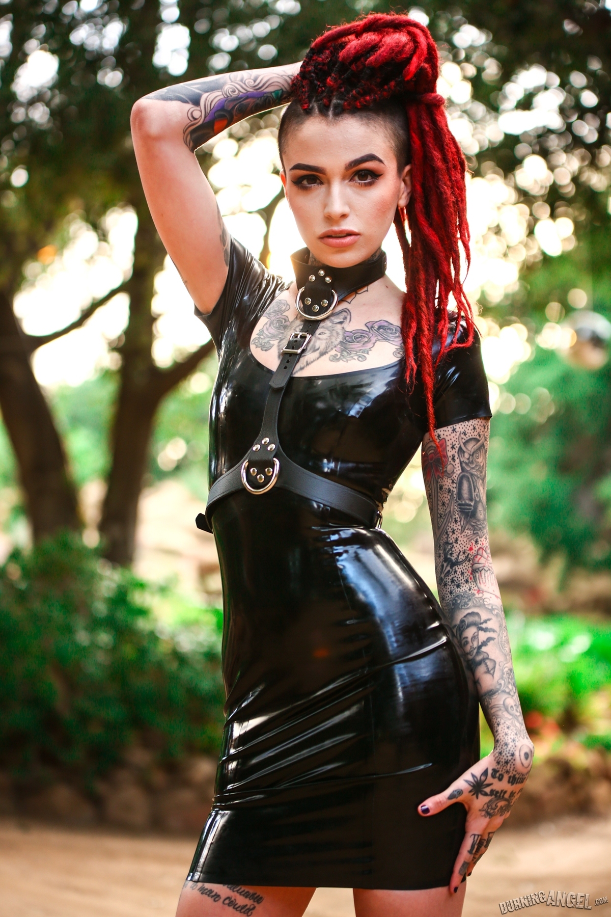 Rasta Beauty Leigh Raven in Latex - picture 01