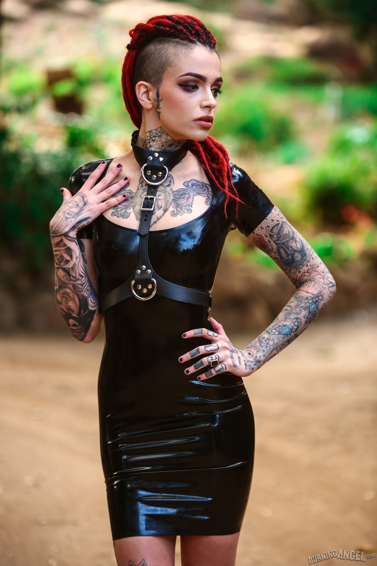 Rasta Beauty Leigh Raven in Latex - picture 05
