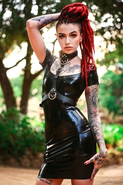 Rasta Beauty Leigh Raven in Latex - pics 01