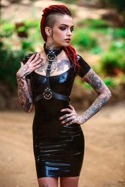 Rasta Beauty Leigh Raven in Latex - pics 05