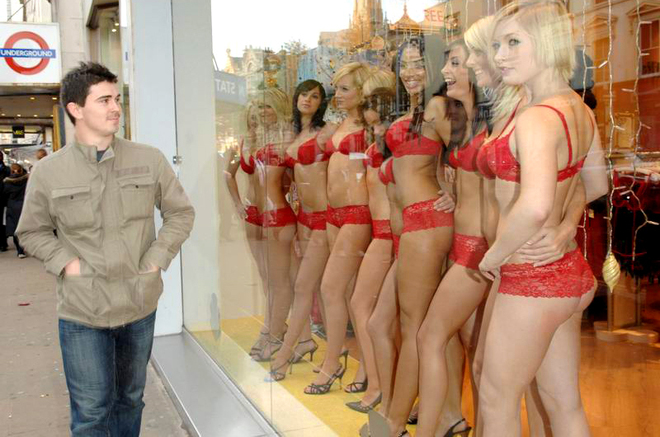 Alive Manikins in Red Lingerie - picture 10