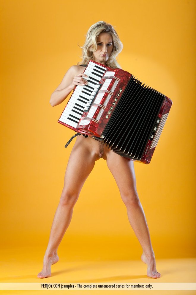 Naked Babe Plays the Accordion - picture 01
