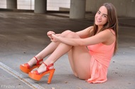 Jeri Fucks her Big Orange Heels - pics 04