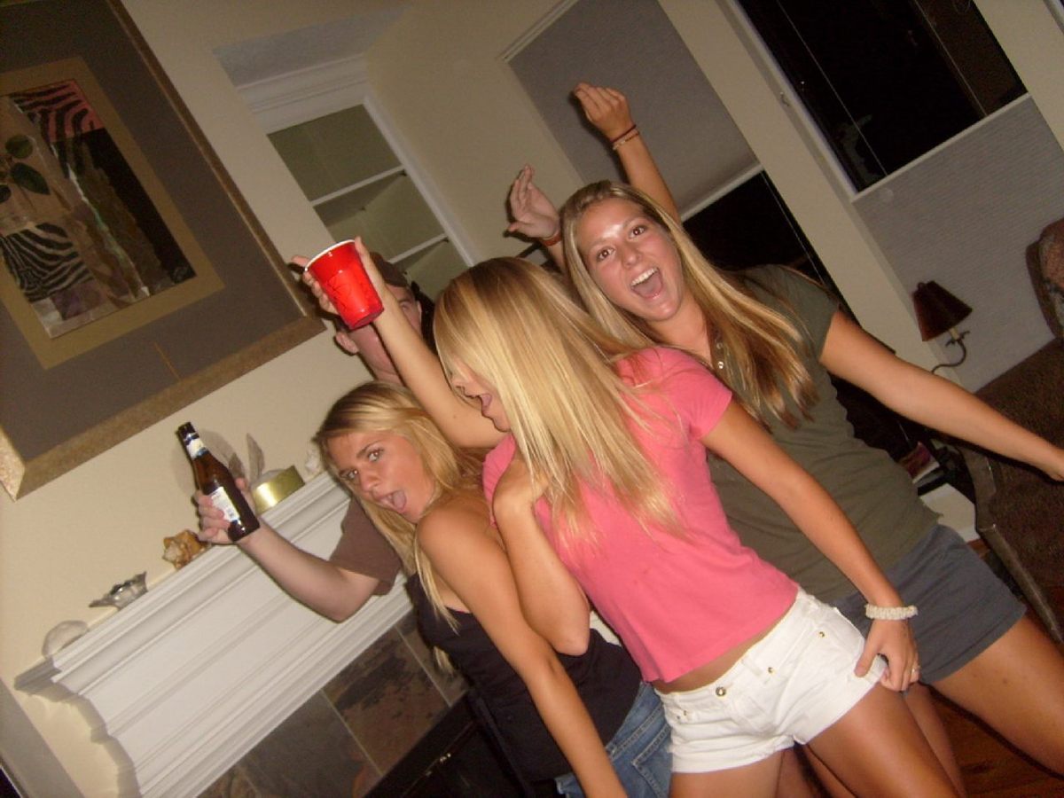 Drunk Amateur Babes Hot Party Time - picture 05