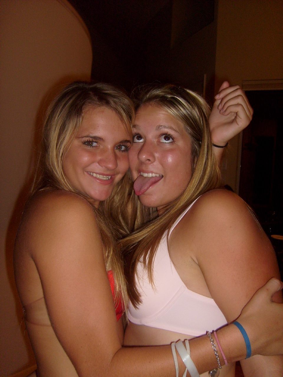 Drunk Amateur Babes Love Night Beach - picture 00