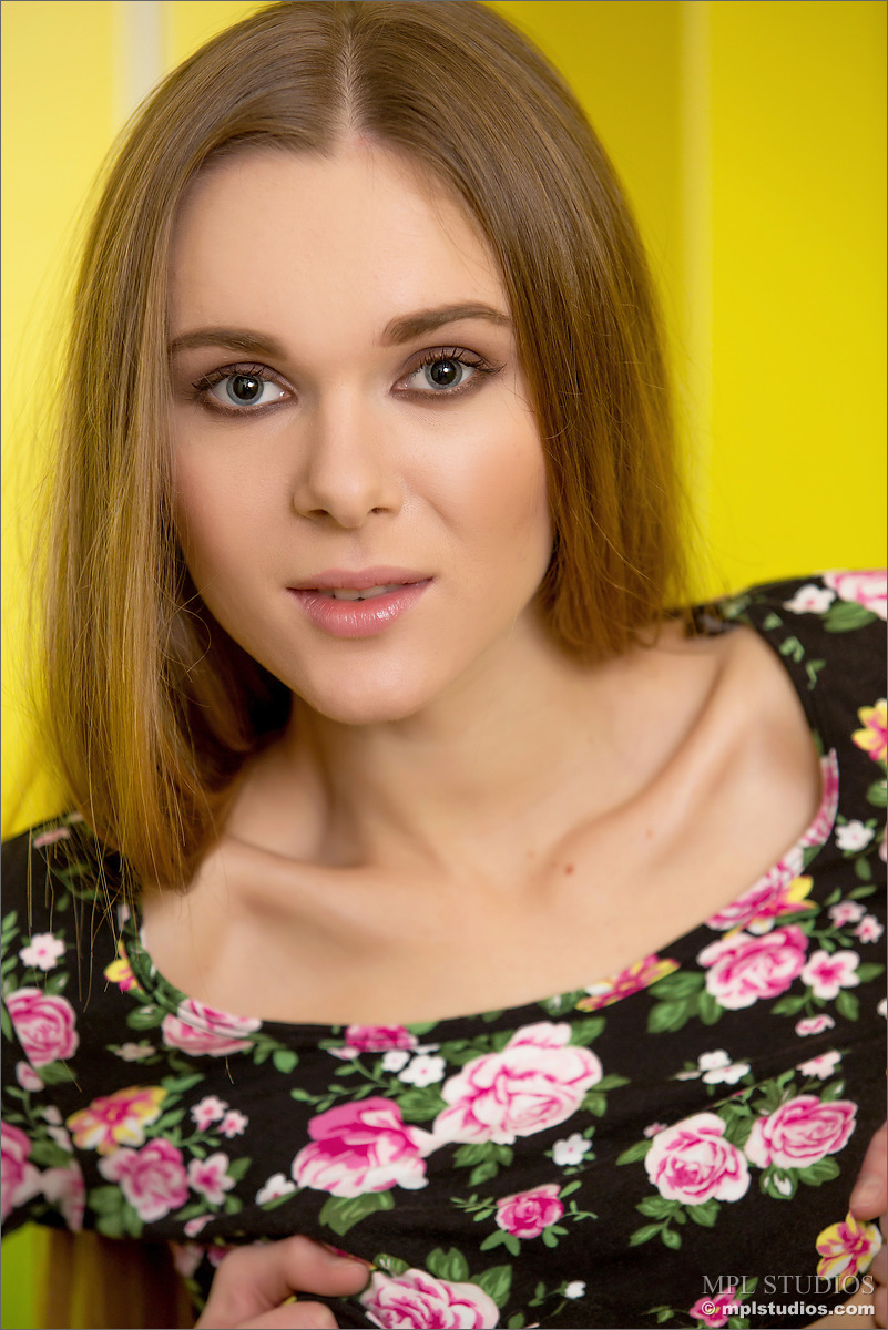 Karissa Diamond Ripped Jeans Pics - picture 02