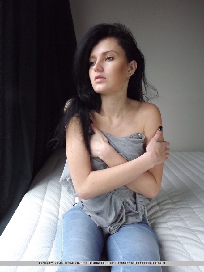 Hot Jeans Babe Stripping in her Bed - picture 02