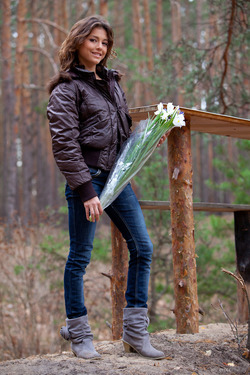 Jeans Babe Divina: Among Trees 1 - pics 00
