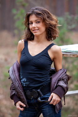 Jeans Babe Divina: Among Trees 1 - pics 01