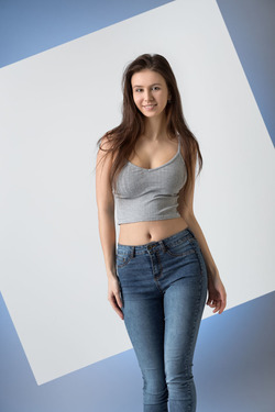 Hot Brunette Alisa I - Sexy Jeans - pics 00