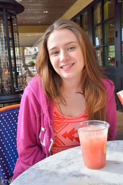 Elektra Rose an American Redhead - pics 00