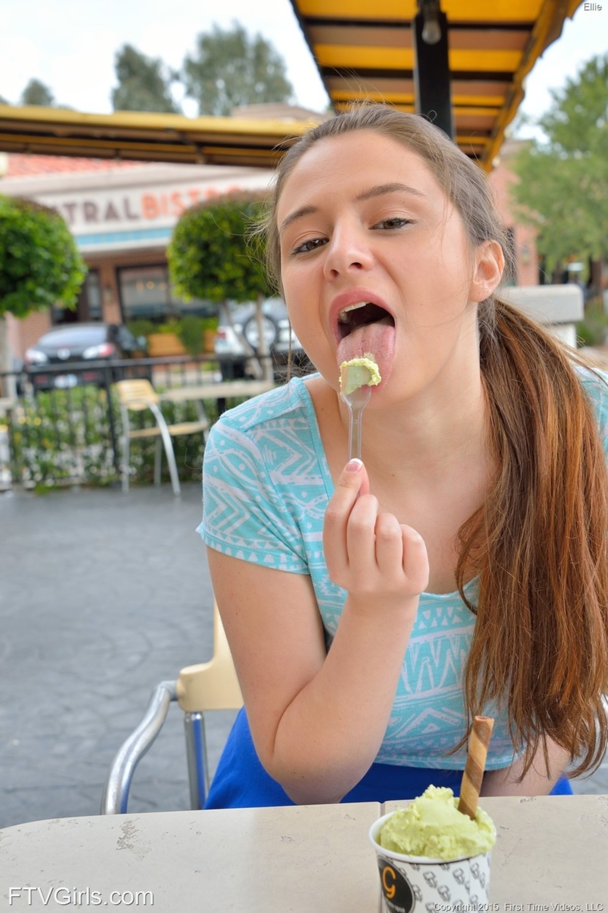 Elektra Rose Flashing Pussy in Public - picture 00