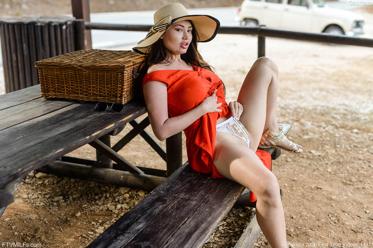 MILF Gabriella - Bedroom Twerking - picture 17