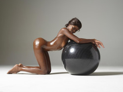 Simone Ebony Body vs Black Ball - pics 00
