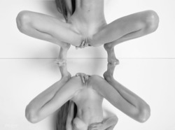Leona Masturbating on the Mirror - pics 06