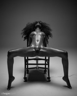 Shiny Ebony Katherina in Hot Seat - pics 05
