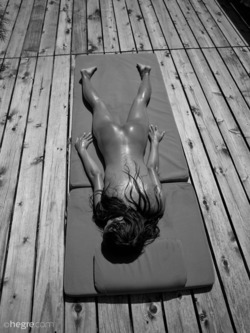 Asian Hiromi Naked Sunbathing - pics 05