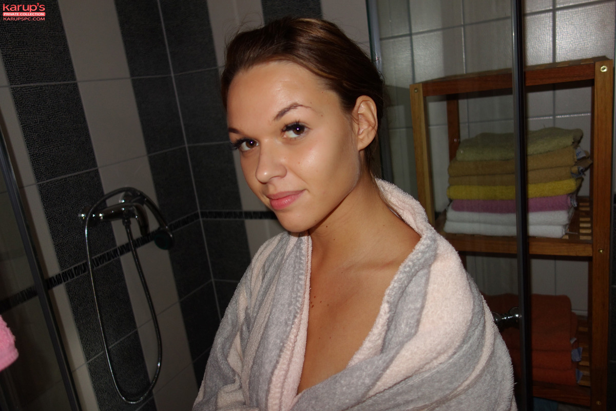 Hot Amateur Frida Nice Soapy Shower - picture 01