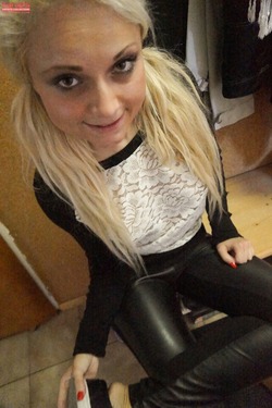 Amateur Blonde Chick - Nikola White - pics 01