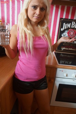 Amateur Blonde Chick - Nikola White - pics 09