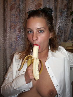 Sexy Amateur Babe Sucking a Banana - pics 05