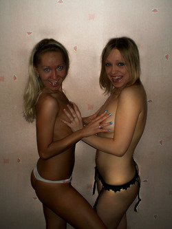 Russian Amateur Babes Lesbian Sex - pics 01