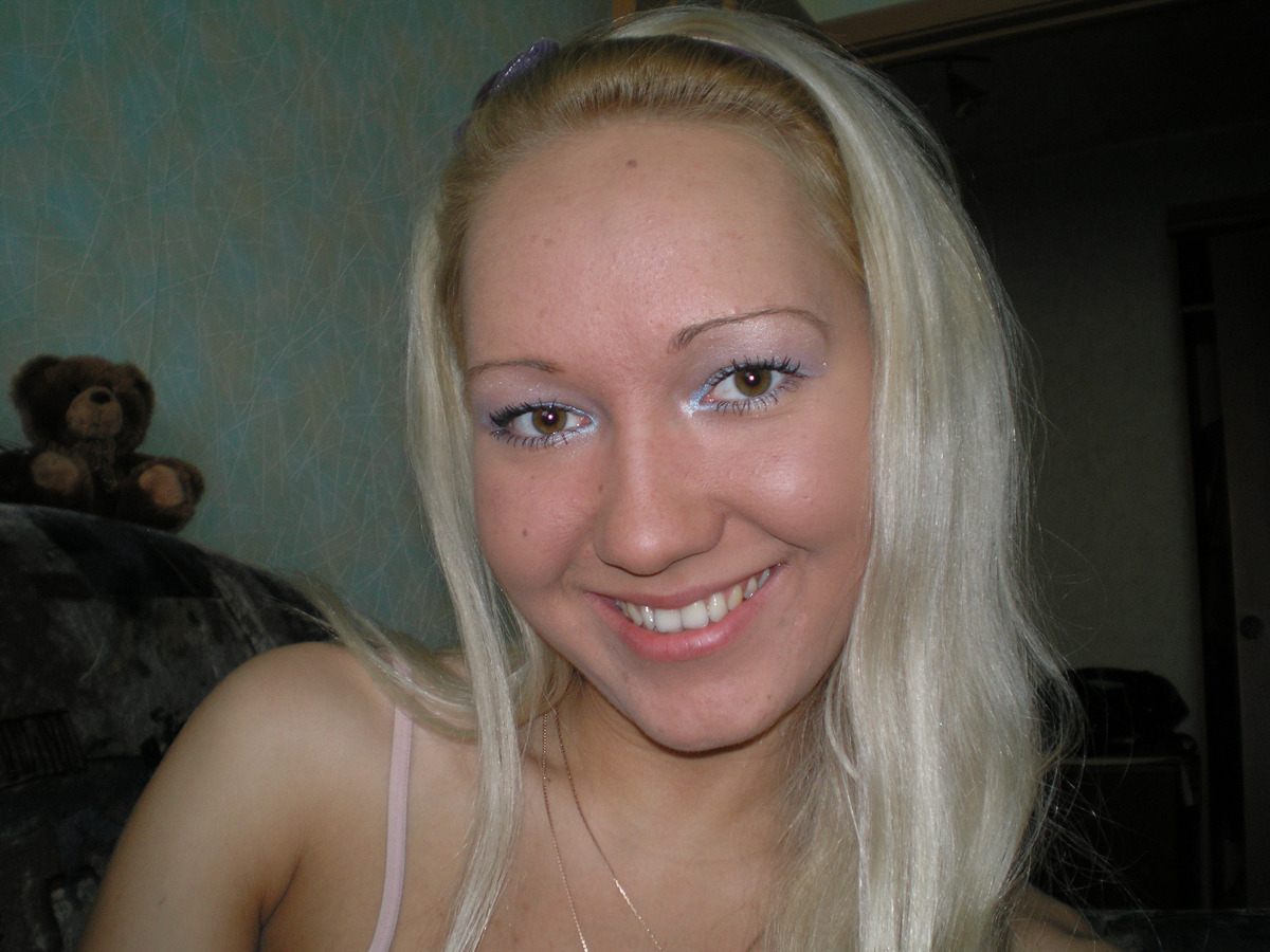 Amateur Babe Playing with a Sword - picture 00