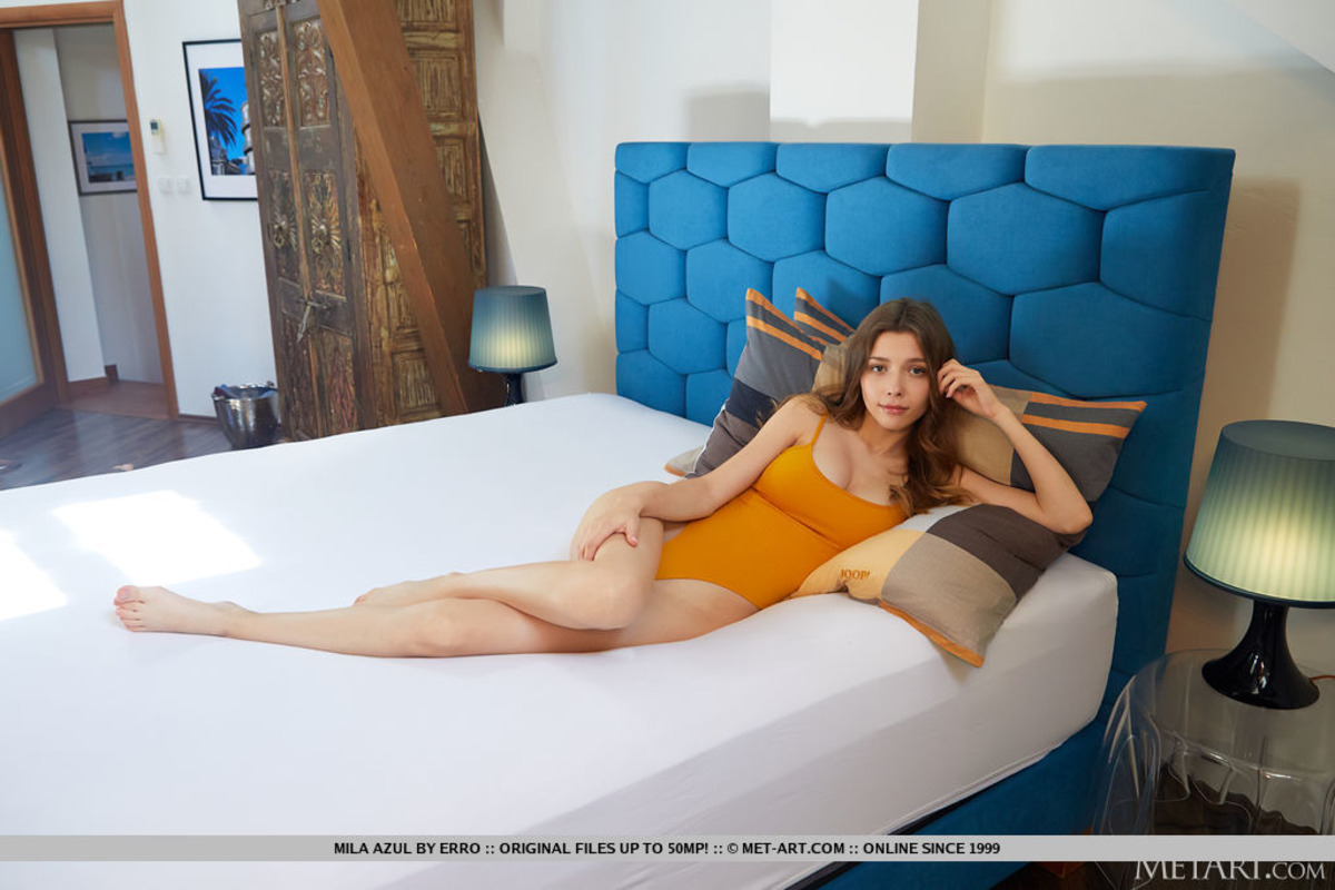 Busty Beauty Mila Azul - In Gold - picture 00