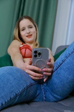 Bodacious Beauty - Neu Ling in Jeans - pics 02