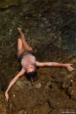 Stunning Cara Mell: Dressing Naked - pics 06