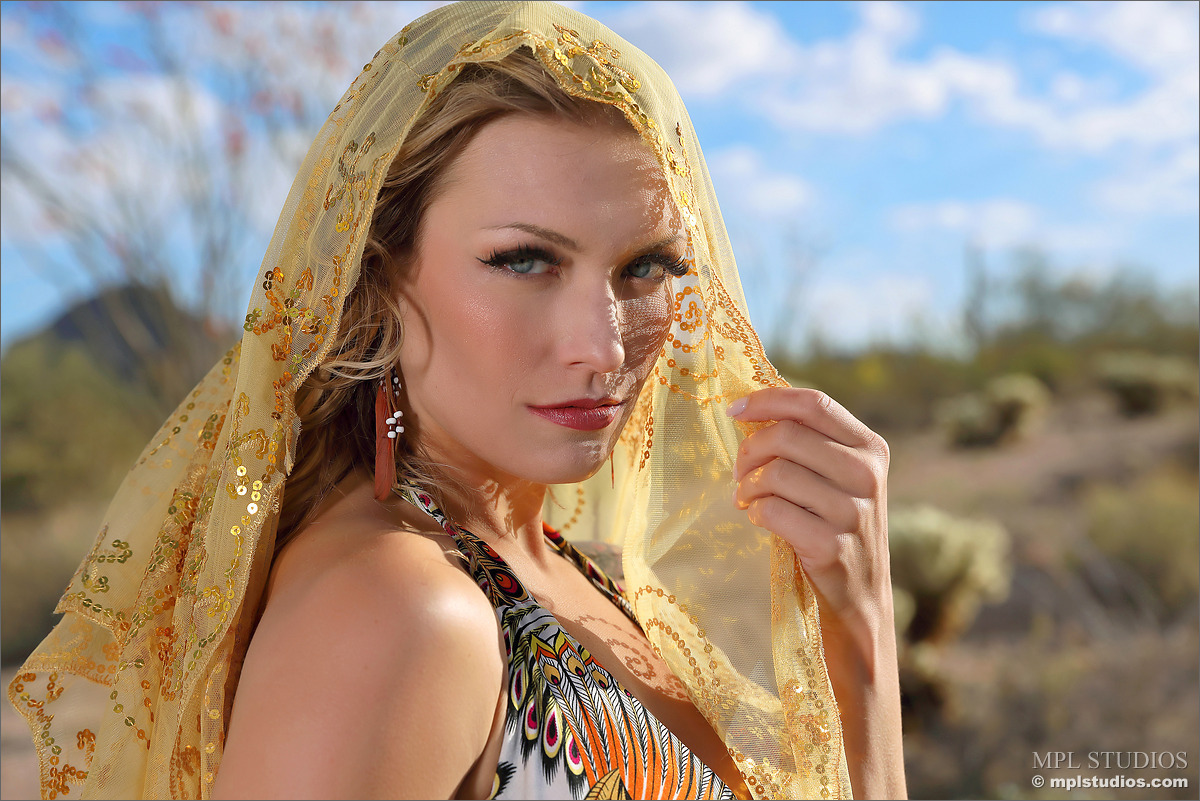 Hot Blonde Scarlet: Love Rescue Me - picture 00