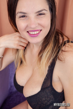 Talia Amanda - Bouncing Huge Boobs - pics 01